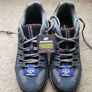 NWT - MEN'S SKECHERS ATHLETIC SHOES. Size 8.5 WIDE.